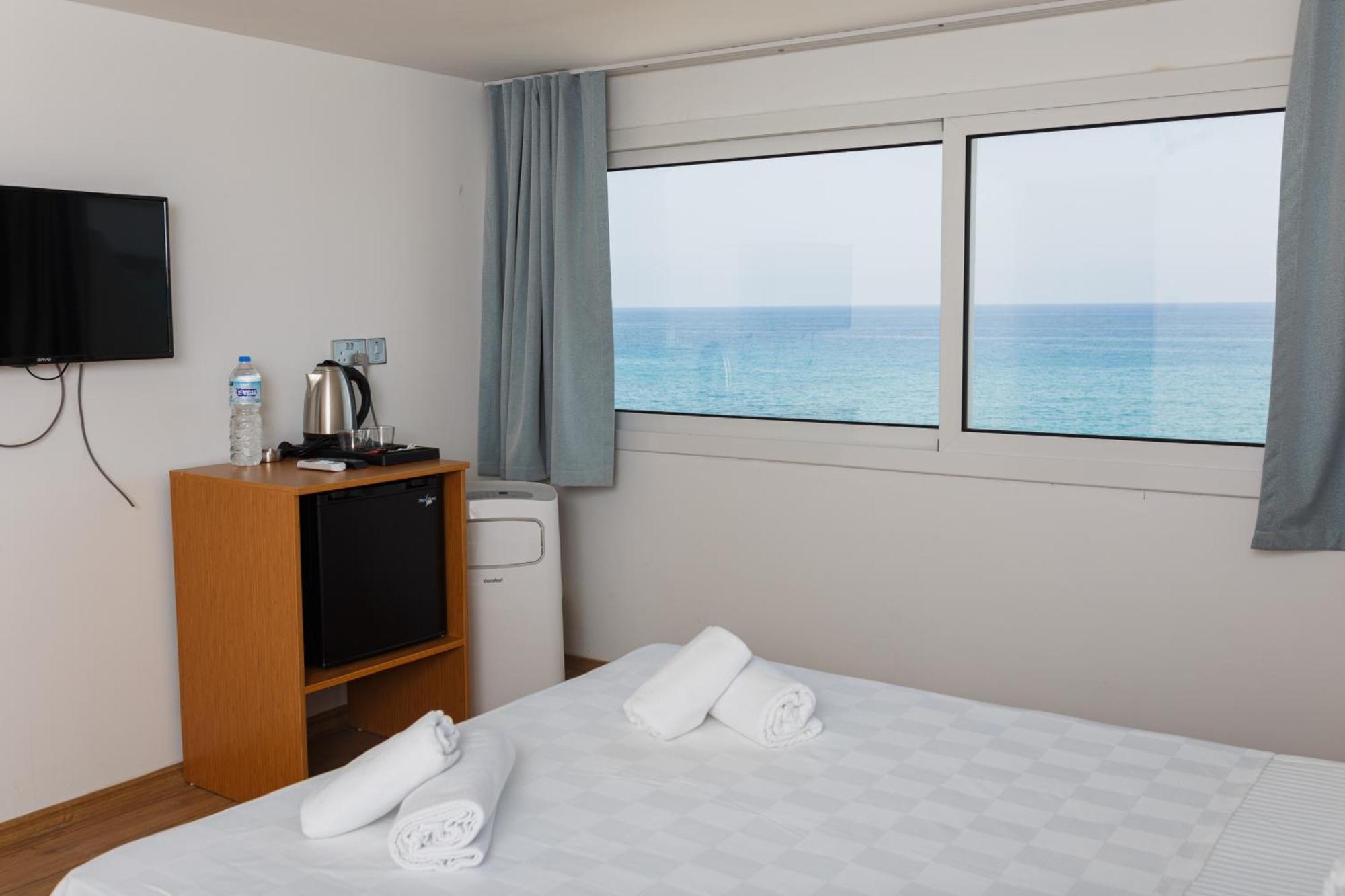 Azure Bay Hotel Agia Varvara ภายนอก รูปภาพ